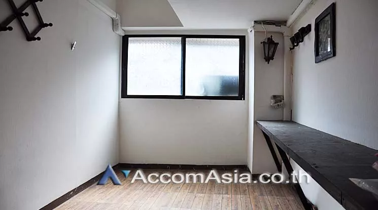  13 Bedrooms  Shophouse For Rent in Silom, Bangkok  near BTS Chong Nonsi (AA15954)