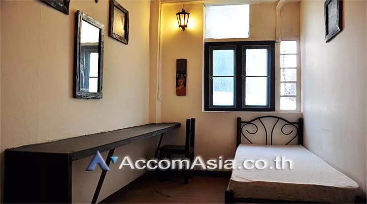 13 Bedrooms  Shophouse For Rent in Silom, Bangkok  near BTS Chong Nonsi (AA15954)