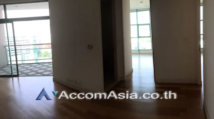  2 Bedrooms  Condominium For Sale in Charoenkrung, Bangkok  near BTS Saphan Taksin (AA15986)