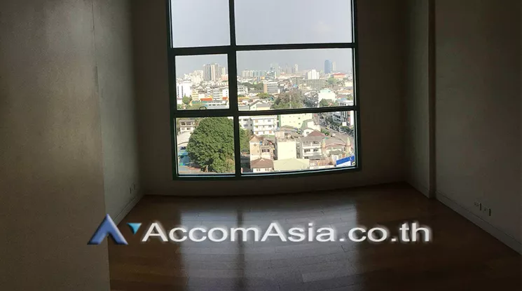  2 Bedrooms  Condominium For Sale in Charoenkrung, Bangkok  near BTS Saphan Taksin (AA15986)