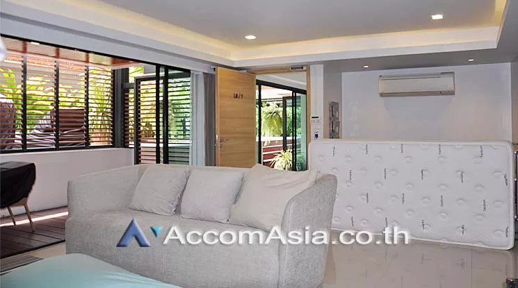  1 Bedroom  Apartment For Rent in Ploenchit, Bangkok  near BTS Ploenchit (AA15996)