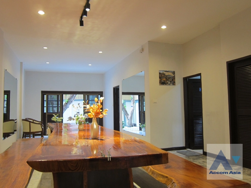 9  6 br Townhouse for rent and sale in Sukhumvit ,Bangkok BTS Ekkamai AA16079