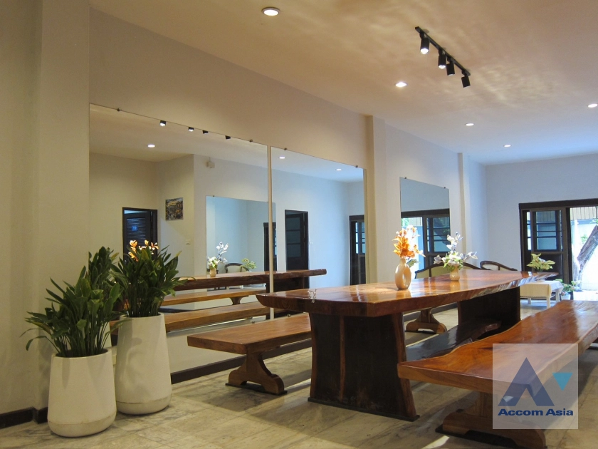 8  6 br Townhouse for rent and sale in Sukhumvit ,Bangkok BTS Ekkamai AA16079