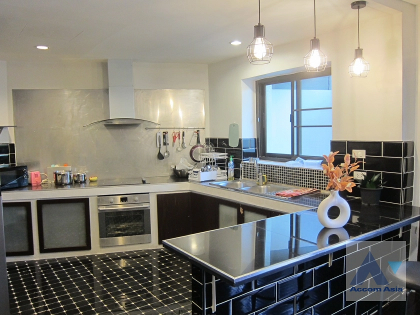 5  6 br Townhouse for rent and sale in Sukhumvit ,Bangkok BTS Ekkamai AA16079