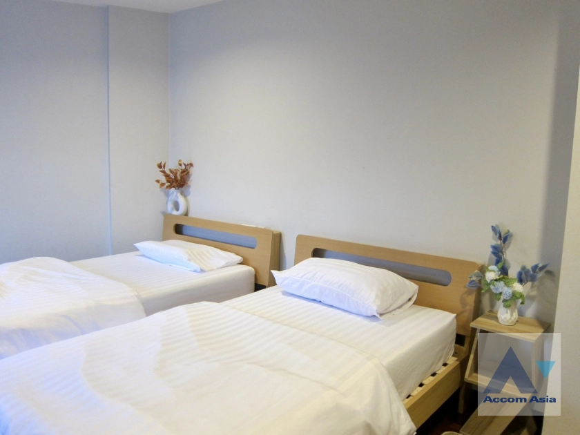 17  6 br Townhouse for rent and sale in Sukhumvit ,Bangkok BTS Ekkamai AA16079