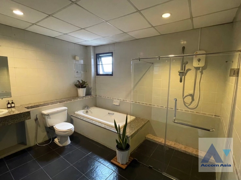 18  6 br Townhouse for rent and sale in Sukhumvit ,Bangkok BTS Ekkamai AA16079