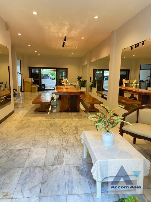  1  6 br Townhouse For Rent in Sukhumvit ,Bangkok BTS Ekkamai AA16079