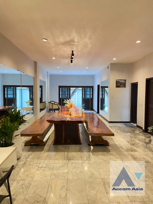 unitFully Furnished, Home Office, Pet friendly | Spacious 4-storey townhouse in Sukhumvit (AA16079)