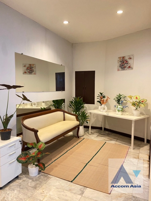 unitFully Furnished, Home Office, Pet friendly | Spacious 4-storey townhouse in Sukhumvit (AA16079)