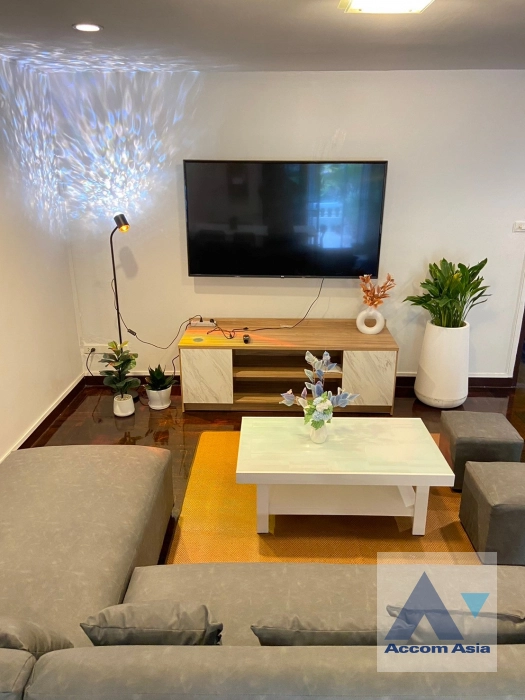 5  6 br Townhouse For Rent in Sukhumvit ,Bangkok BTS Ekkamai AA16079