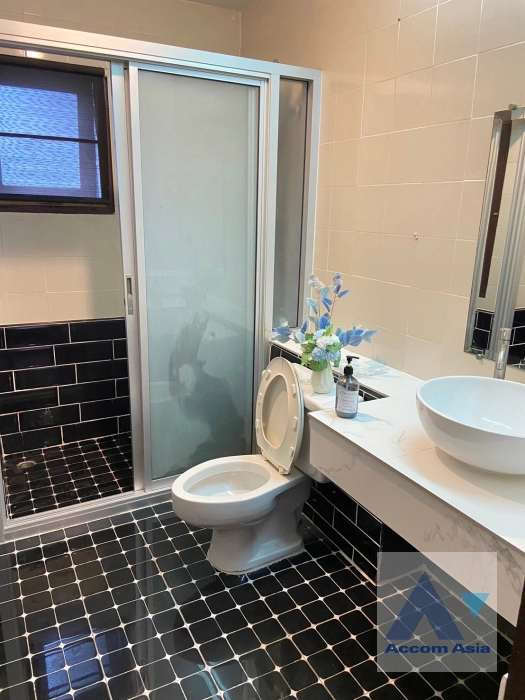 15  6 br Townhouse For Rent in Sukhumvit ,Bangkok BTS Ekkamai AA16079