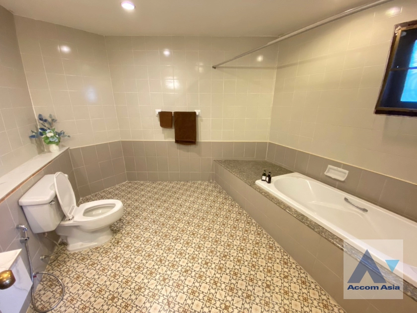 17  6 br Townhouse For Rent in Sukhumvit ,Bangkok BTS Ekkamai AA16079