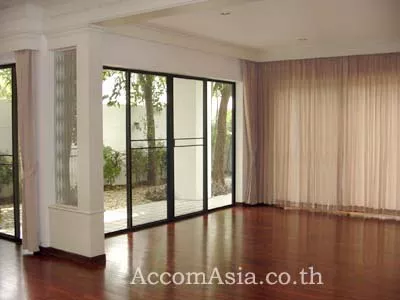  3 Bedrooms  House For Rent in Sukhumvit, Bangkok  near BTS Thong Lo (9005101)