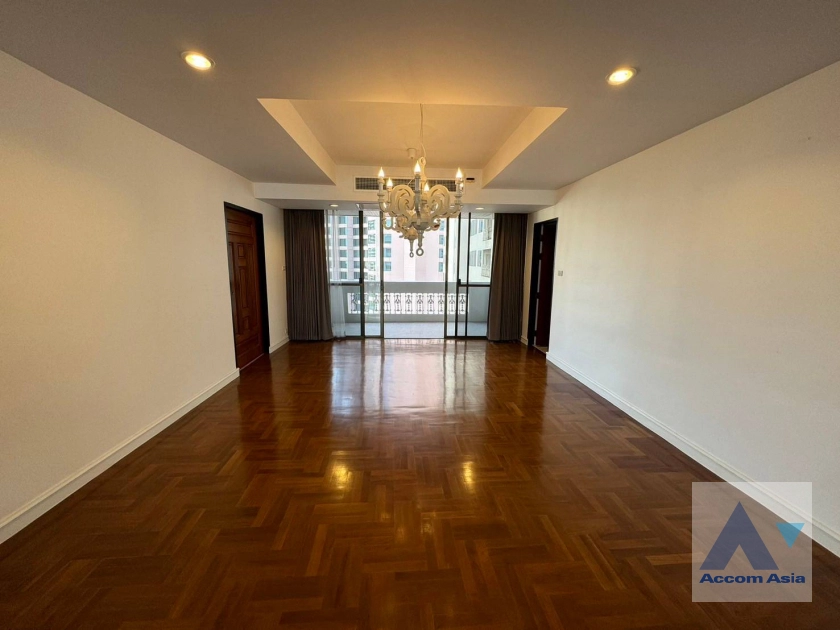 Big Balcony, Pet friendly |  Peaceful and Pet-Friendly Residence in Asoke Apartment  3 Bedroom for Rent MRT Sukhumvit in Sukhumvit Bangkok