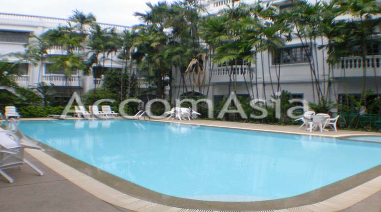  2  3 br Townhouse For Rent in Sukhumvit ,Bangkok BTS Thong Lo at House in garden compound with pool AA16507