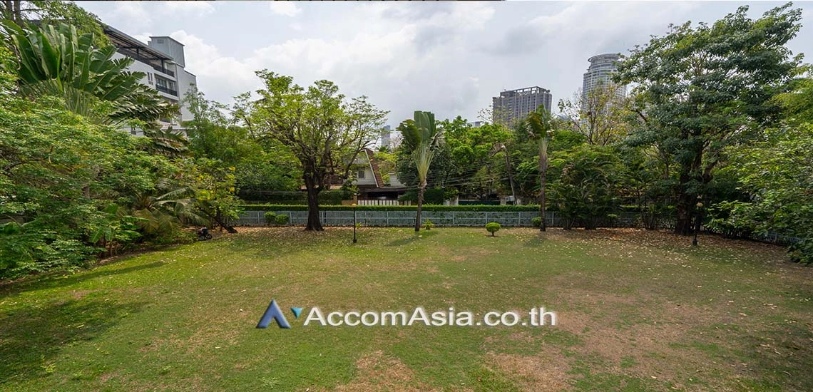 unitNature-filled 2-storey home in Phrakanong (60068)