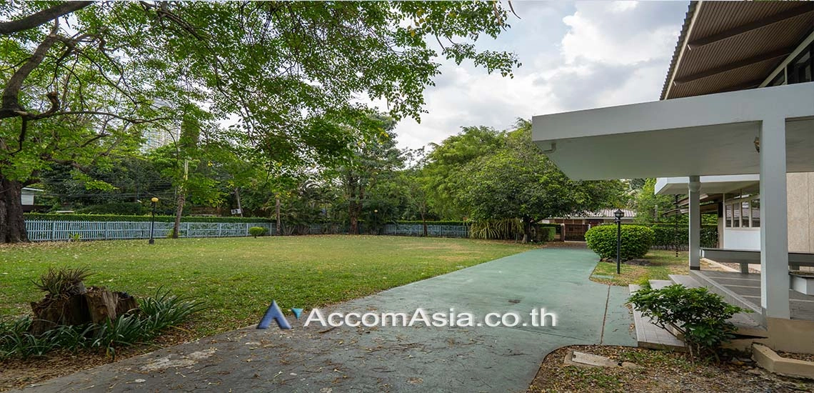 unitNature-filled 2-storey home in Phrakanong (60068)