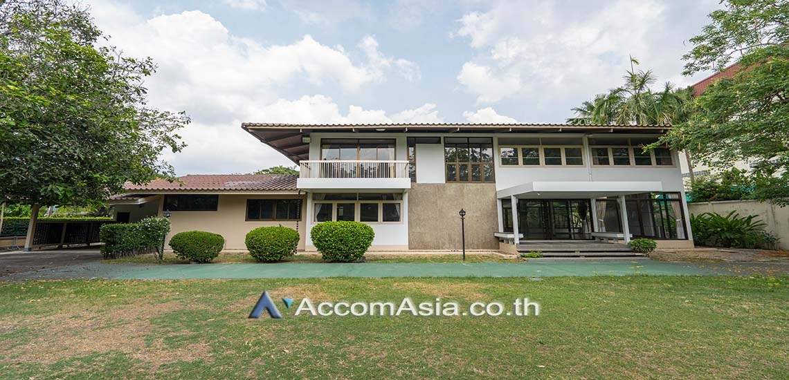 unitNature-filled 2-storey home in Phrakanong (60068)