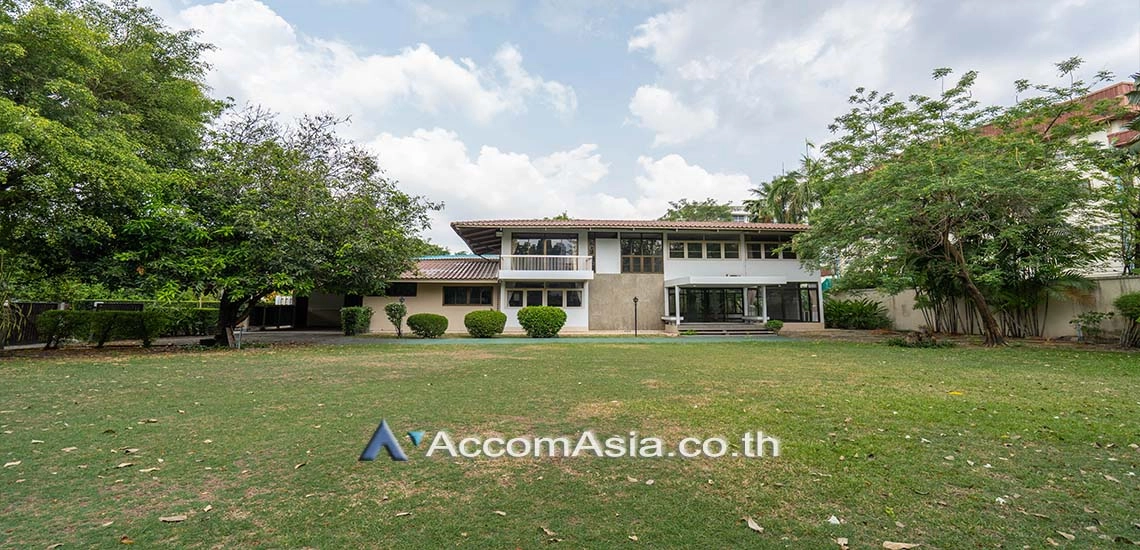 unitNature-filled 2-storey home in Phrakanong (60068)