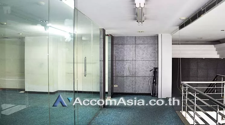 4  Retail / Showroom For Rent in Silom ,Bangkok BTS Chong Nonsi at Voravit Building AA16567