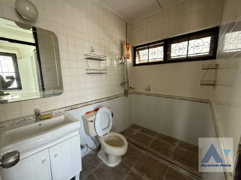 28  3 br House For Rent in Sukhumvit ,Bangkok BTS Punnawithi AA16761