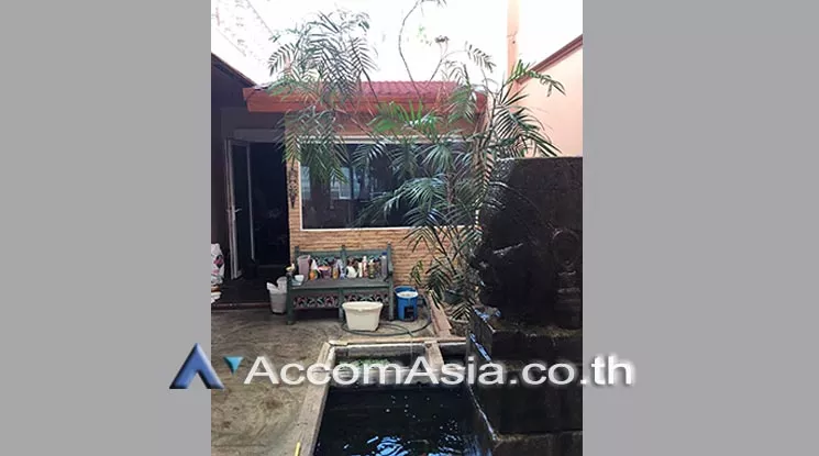  4 Bedrooms  Shophouse For Sale in Sukhumvit, Bangkok  near BTS Thong Lo (AA16772)