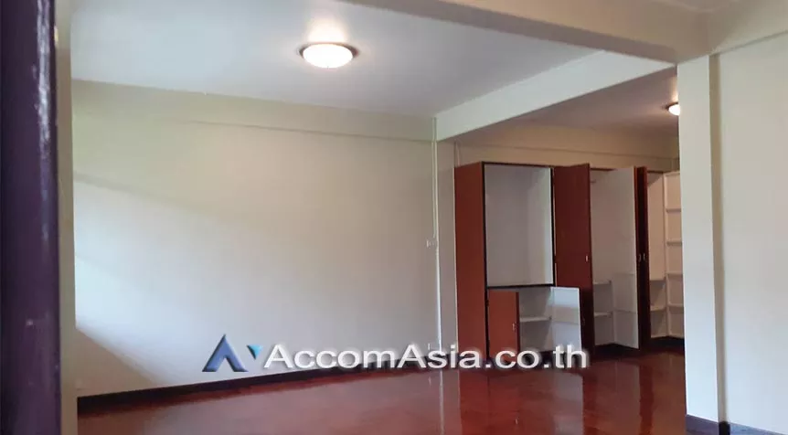 Home Office |  4 Bedrooms  Townhouse For Rent in Sathorn, Bangkok  near BTS Surasak (AA16796)
