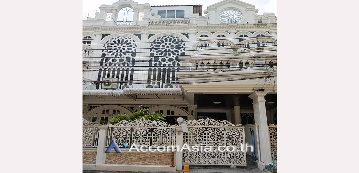 Home Office, Pet friendly |  5 Bedrooms  House For Rent in Sukhumvit, Bangkok  near BTS Ekkamai (AA16887)