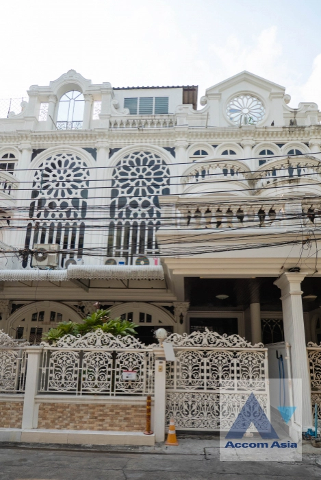  2  5 br House for rent and sale in Sukhumvit ,Bangkok BTS Ekkamai at Ekkamai Villas AA16887