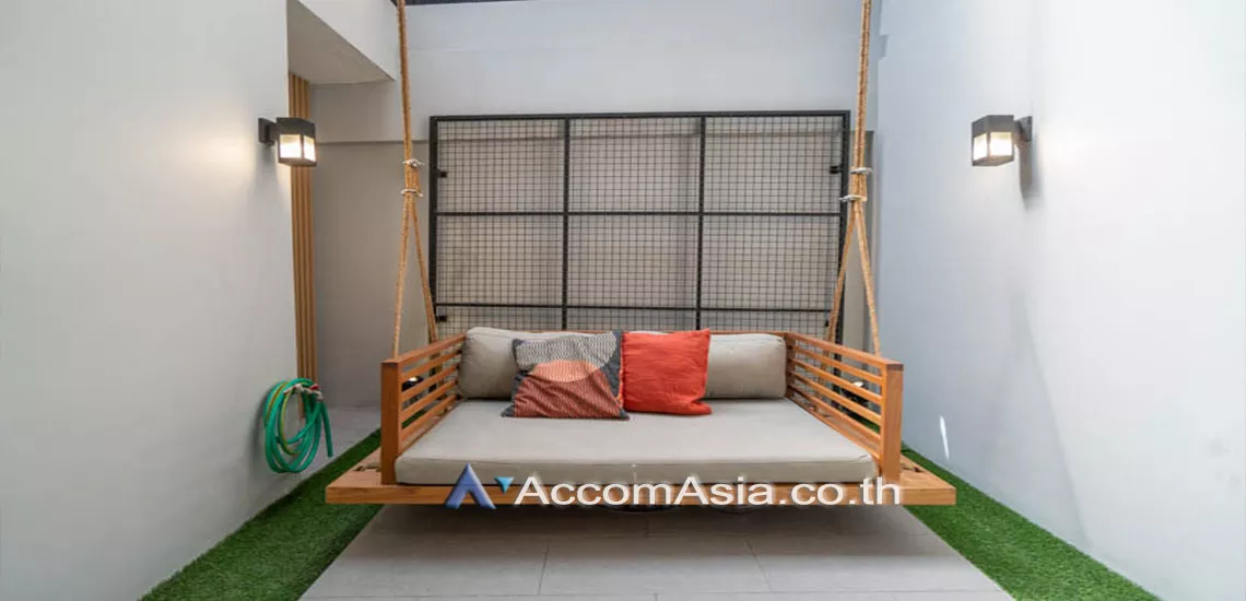 Home Office |  3 Bedrooms  Townhouse For Rent in Sukhumvit, Bangkok  near BTS Ekkamai (AA17062)