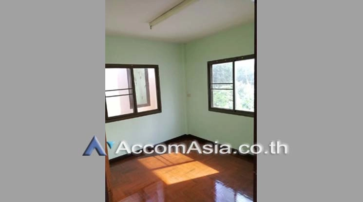  2 Bedrooms  House For Sale in Sathorn, Bangkok  near BTS Chong Nonsi (AA17090)