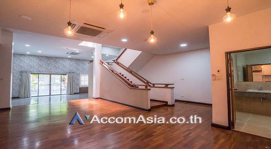 unit 4 Bedrooms  Townhouse For Rent in Sukhumvit, Bangkok  near BTS Ekkamai (AA17141)