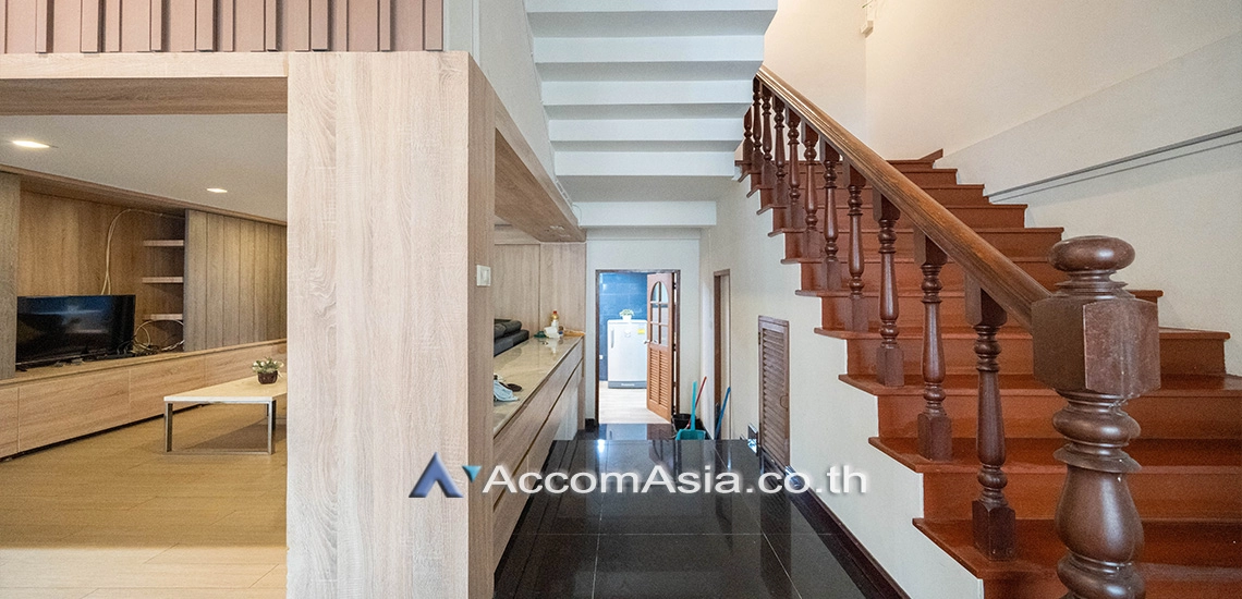 unitPet friendly |  5 Bedrooms  House For Rent in Sukhumvit, Bangkok  near BTS Ekkamai (AA17168)