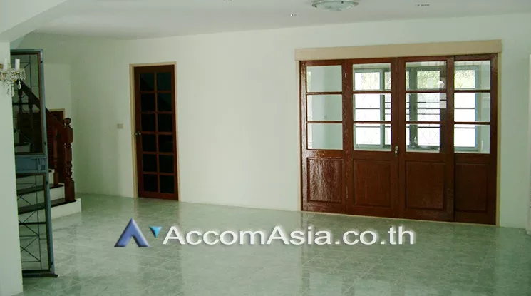  5 Bedrooms  House For Rent & Sale in Pattanakarn, Bangkok  near ARL Hua Mak (AA17246)