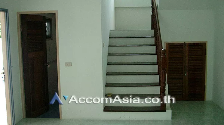  5 Bedrooms  House For Rent & Sale in Pattanakarn, Bangkok  near ARL Hua Mak (AA17246)