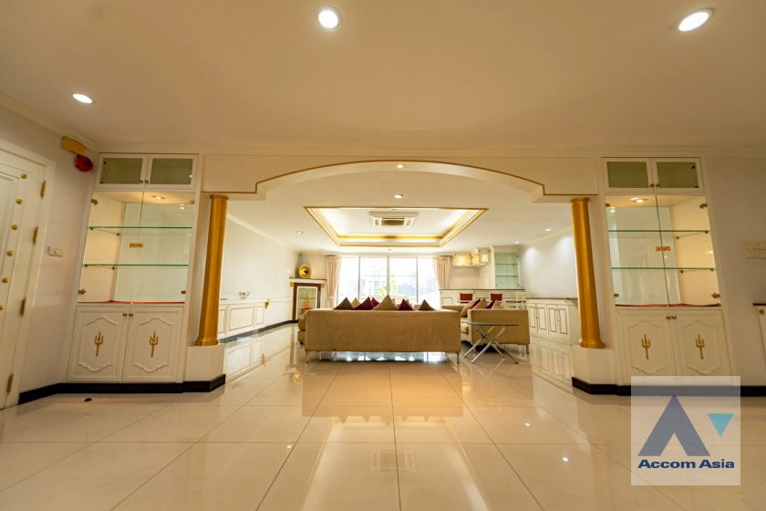 Pet friendly |  4 Bedrooms  Condominium For Rent & Sale in Sukhumvit, Bangkok  near BTS Ekkamai (AA17280)