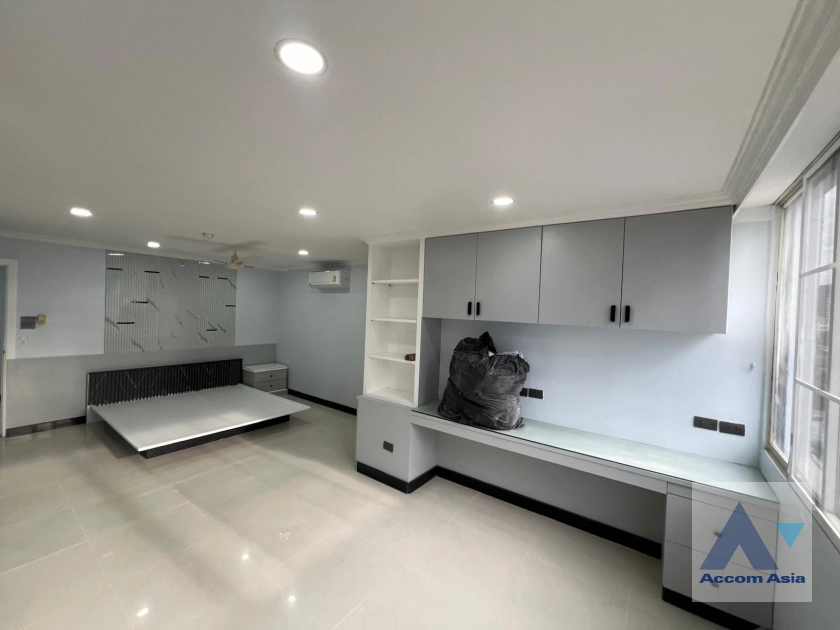 22  4 br Condominium for rent and sale in Sukhumvit ,Bangkok BTS Ekkamai at Oriental Tower AA17280