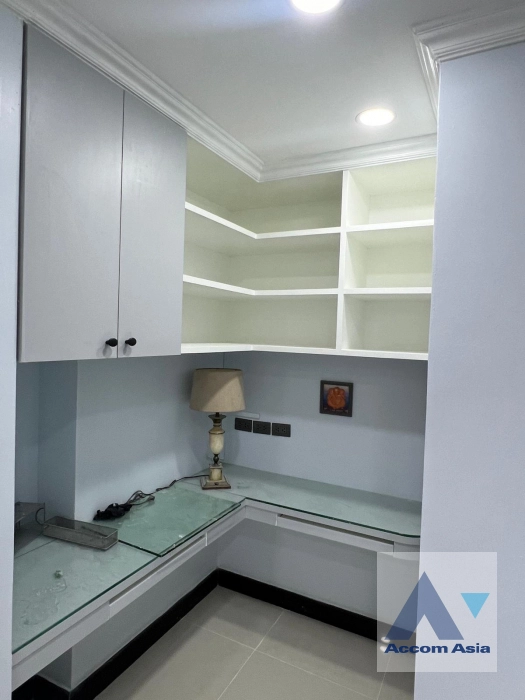 32  4 br Condominium for rent and sale in Sukhumvit ,Bangkok BTS Ekkamai at Oriental Tower AA17280