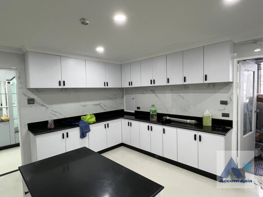 8  4 br Condominium for rent and sale in Sukhumvit ,Bangkok BTS Ekkamai at Oriental Tower AA17280