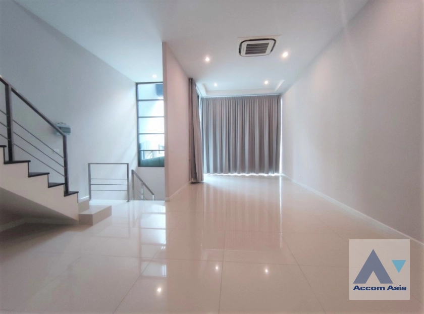 7  3 br Townhouse for rent and sale in Sukhumvit ,Bangkok BTS Ekkamai at The Park lane 22 AA17367