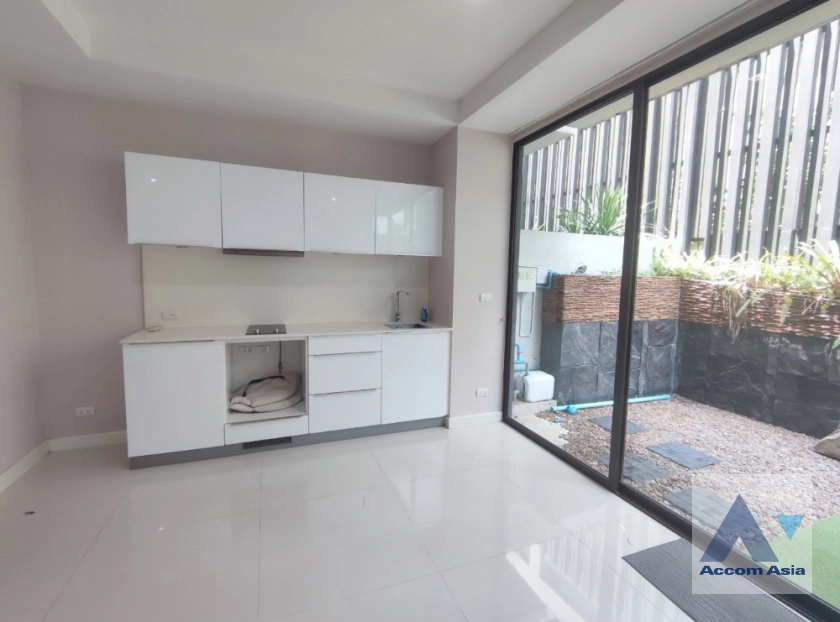 unit 3 Bedrooms  Townhouse For Rent & Sale in Sukhumvit, Bangkok  near BTS Ekkamai (AA17367)