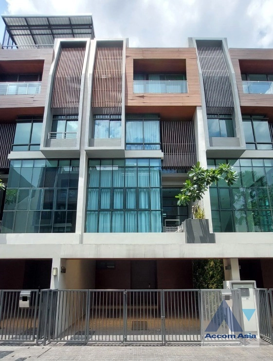 unit 3 Bedrooms  Townhouse For Rent & Sale in Sukhumvit, Bangkok  near BTS Ekkamai (AA17367)