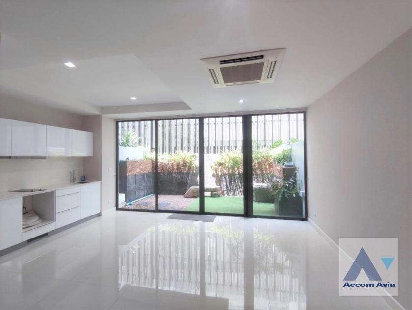 unit 3 Bedrooms  Townhouse For Rent & Sale in Sukhumvit, Bangkok  near BTS Ekkamai (AA17367)