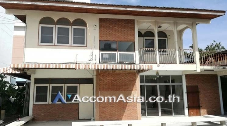 unitHome Office | Private house with large yard in the Sathorn area (AA17378)