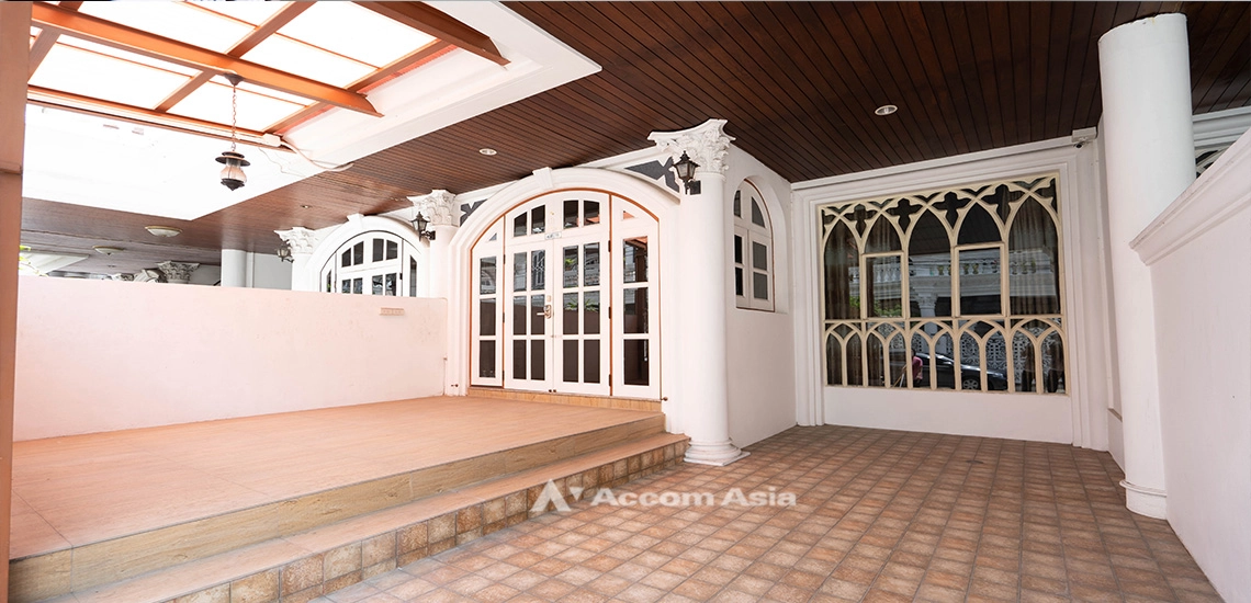 Home Office |  Ekkamai Villas House  5 Bedroom for Rent BTS Ekkamai in Sukhumvit Bangkok