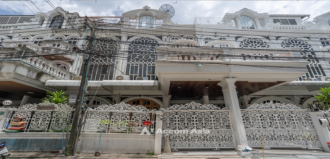  1  5 br House For Rent in Sukhumvit ,Bangkok BTS Ekkamai at Ekkamai Villas AA17416