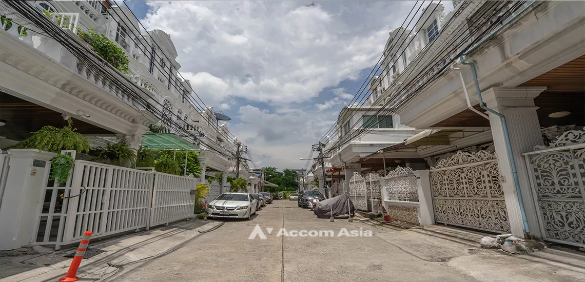  1  5 br House For Rent in Sukhumvit ,Bangkok BTS Ekkamai at Ekkamai Villas AA17416