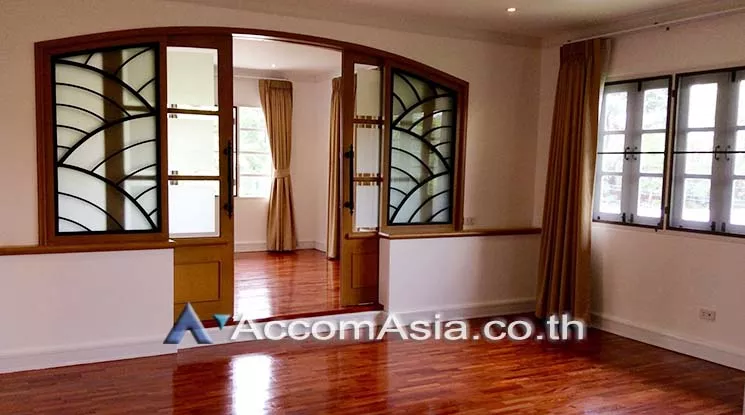 unit 4 Bedrooms  House For Rent in Bang Na, Bangkok  (AA17440)