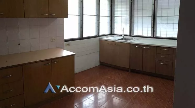  2 Bedrooms  Apartment For Rent in Sathorn, Bangkok  near BTS Chong Nonsi (AA17503)