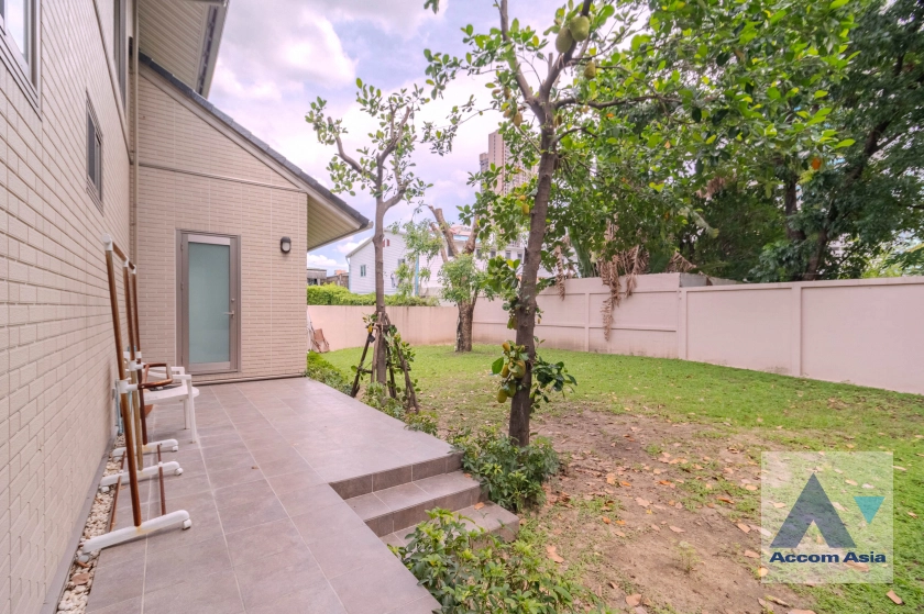 unit 4 Bedrooms  House For Rent in Sukhumvit, Bangkok  near BTS Phrom Phong (AA17761)